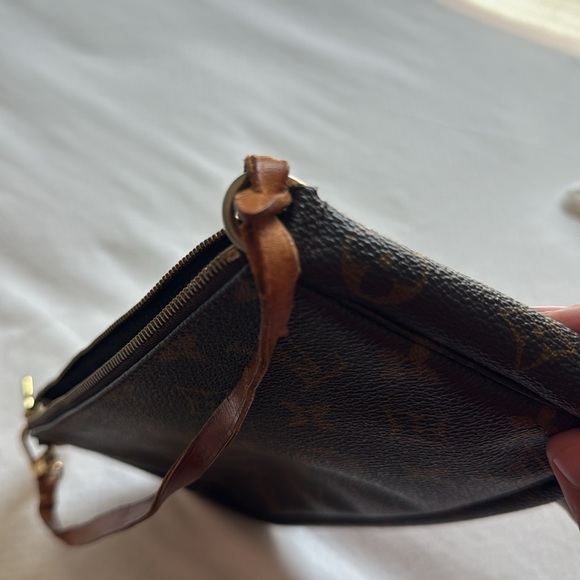 👩‍💼Louis Vuitton Pochette Accessoir - Picture 16 of 17